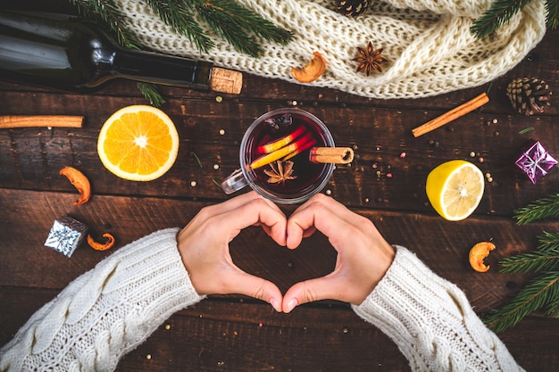 Heißes Lieblingsgetränk im Winter. Eine Tasse Glühwein mit Gewürzen und Zitrusfrüchten. Wintergetränke.