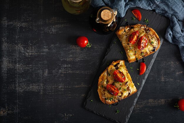 Foto heißes sandwich mit karamellisierter zwiebel und käse, gebratenes brot, toast