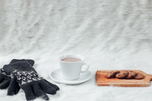 Heißes Schokoladengetränk und Kekse für den Hintergrund der Wintersaison