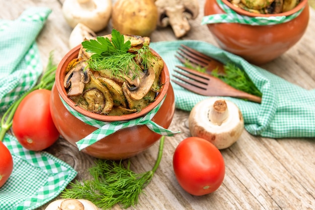 Heißes und leckeres Gericht aus Pilzen, Fleisch und Kartoffeln, die im Ofen gebacken wurden.