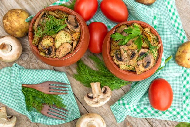 Heißes und leckeres Gericht aus Pilzen, Fleisch und Kartoffeln, die im Ofen gebacken wurden