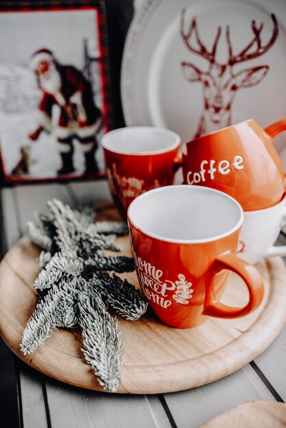 Foto heißes wintergetränk. heiße weihnachtsschokolade oder kakao mit eibisch auf weißem holztisch mit weihnachtsschmuck