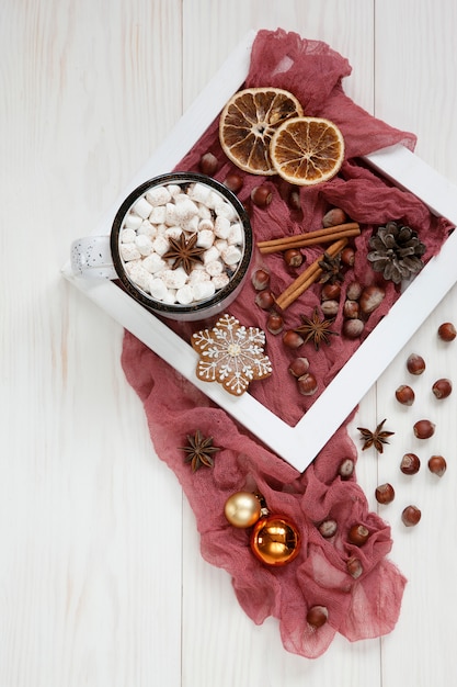 Heißes Wintergetränk mit Marshmallow, Lebkuchen, Gewürzen und Weihnachtsdeko