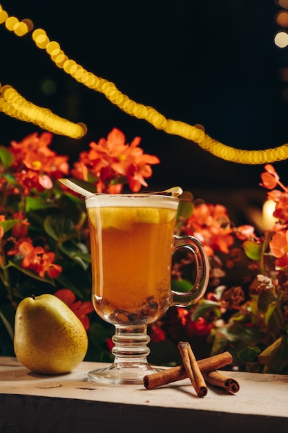 Heißgetränk-Cocktail für Neujahr, Weihnachten, Winter- oder Herbstferien.