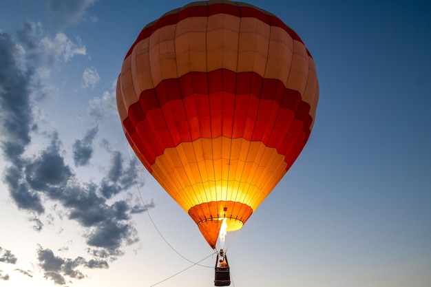 Heißluftballon am Abendhimmel