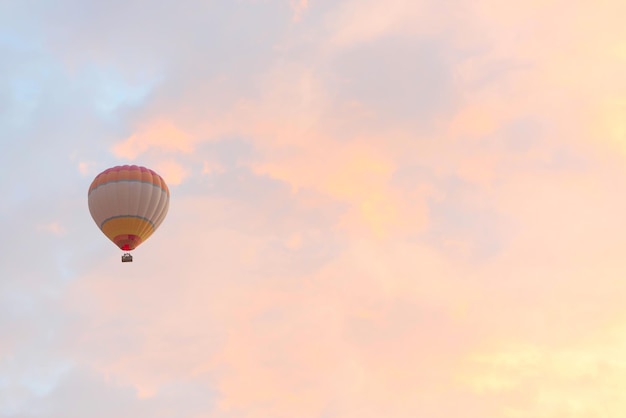 Foto heißluftballon am himmel bei sonnenaufgang reiseträume werden wahr konzept