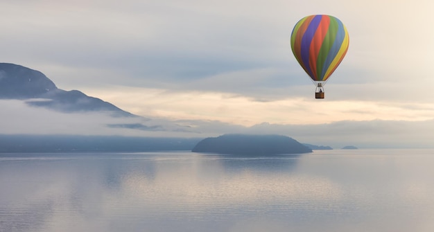 Heißluftballon, der über die kanadische Bergnaturlandschaft an der pazifischen Westküste fliegt