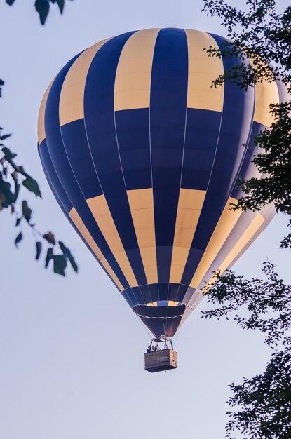 Heißluftballon fliegt bei Sonnenaufgang