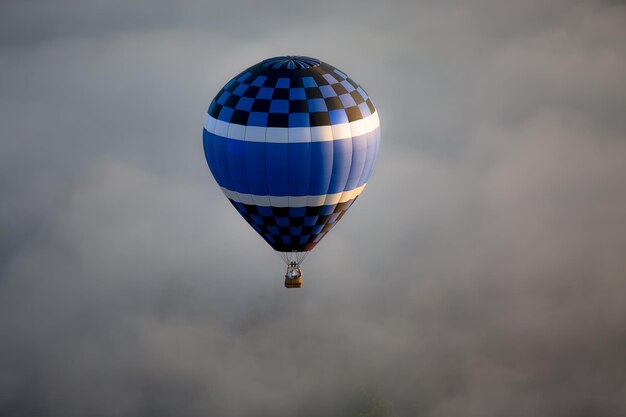 Foto heißluftballon fliegt gegen den bewölkten himmel