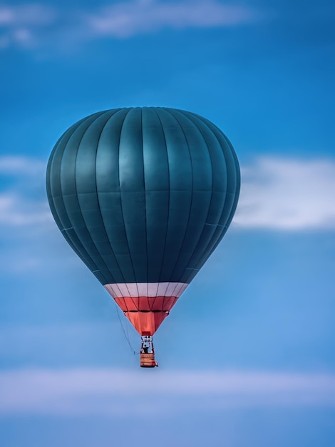 Heißluftballon fliegt gegen den blauen Himmel