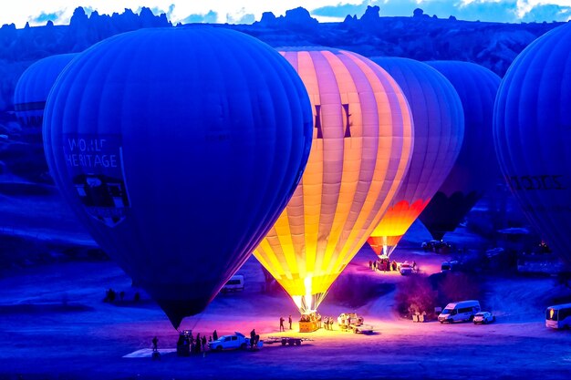 Heißluftballon fliegt über Felslandschaft in Kappadokien Türkei