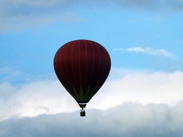 Heißluftballon gegen den Himmel