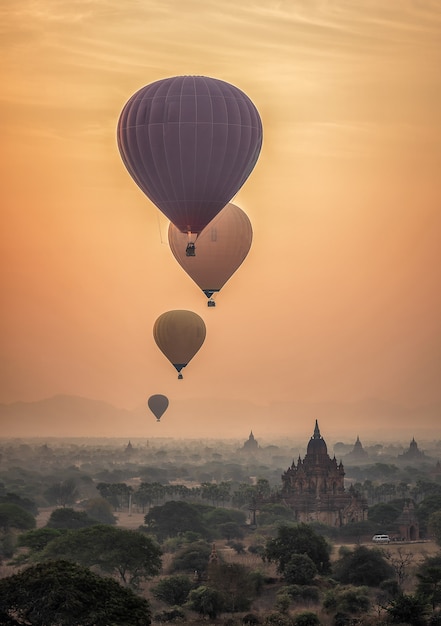 Heißluftballon über Ebene von Bagan am nebligen Morgen, Myanmar