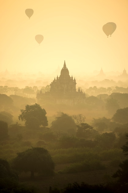 Heißluftballone der Sonnenaufgangszene fliegen über altes Stadtfeld der Pagode in Bagan Myanmar.