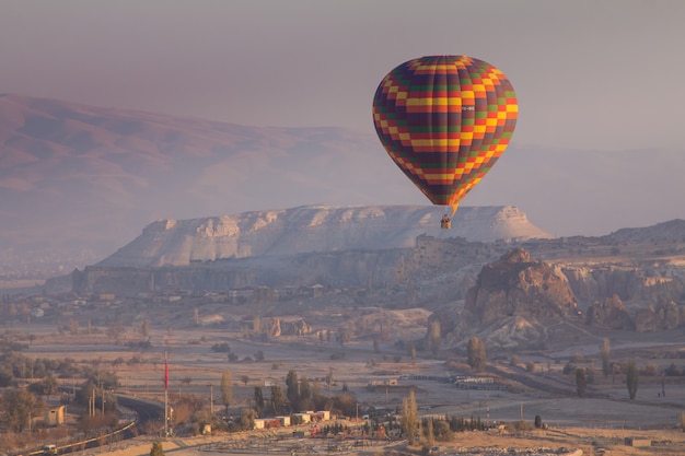 Heißluftballone, die über Felsenlandschaft bei Cappadocia die Türkei fliegen.