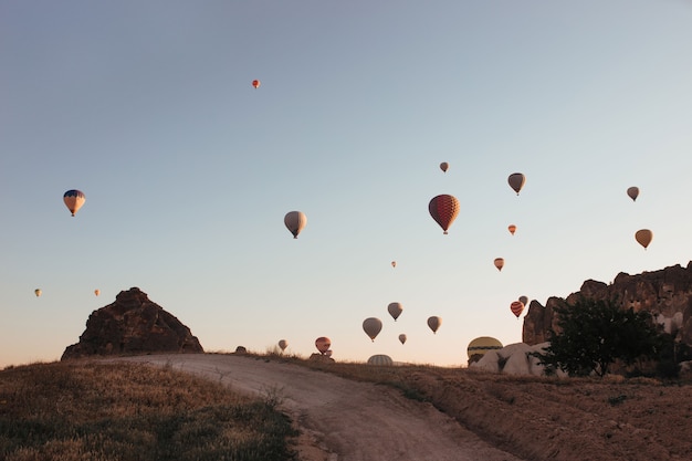 Heißluftballonparade in Kappadokien bei Sonnenaufgang