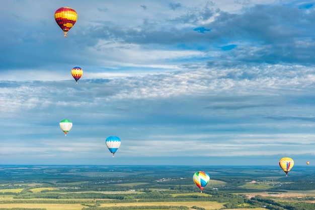 Foto heißluftballons fliegen am himmel