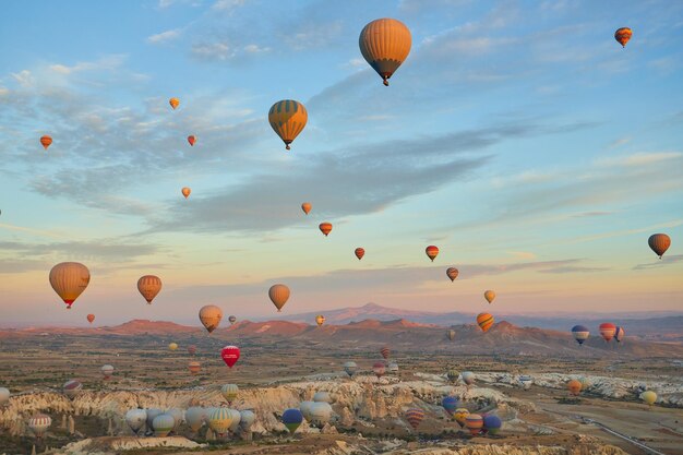 Heißluftballons fliegen im Sonnenuntergang Himmel Kappadokien Göreme Türkei