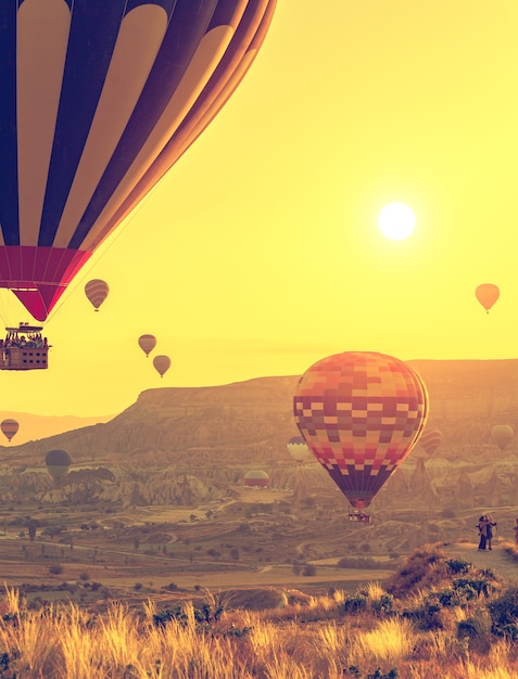 Heißluftballons fliegen über das spektakuläre Kappadokien