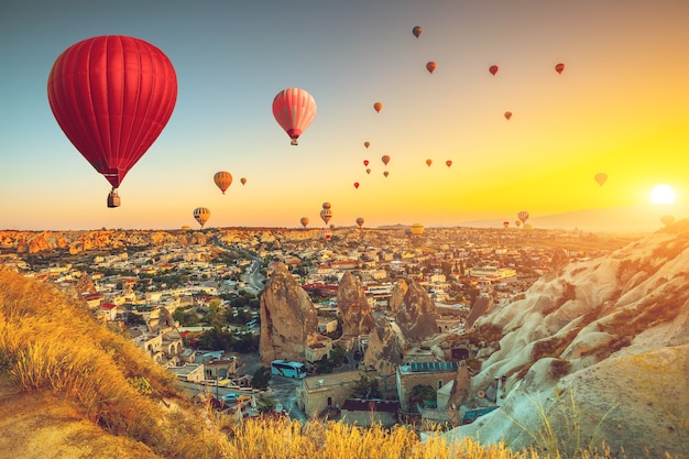 Heißluftballons fliegen über spektakuläres Kappadokien