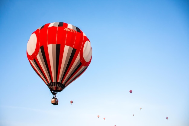 Heißluftballons im blauen Himmel