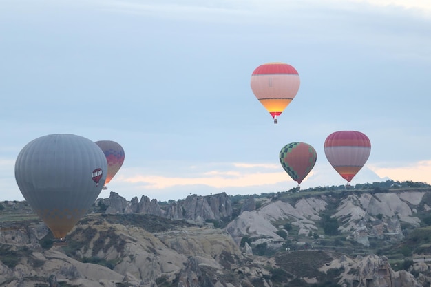 Heißluftballons in den Tälern von Kappadokien