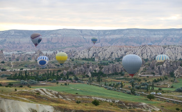 Heißluftballons in den Tälern von Kappadokien