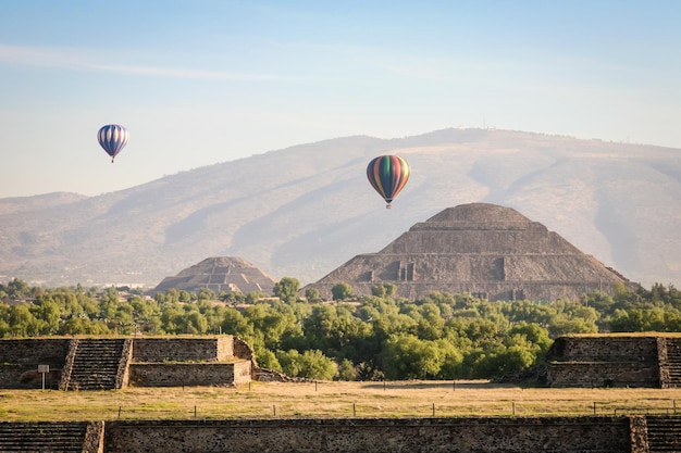 Heißluftballons über den Pyramiden von Teotihuacan in Mexiko