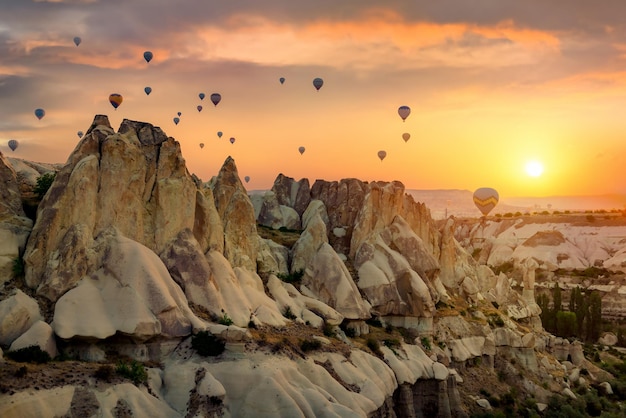 Heißluftballons über Felsen