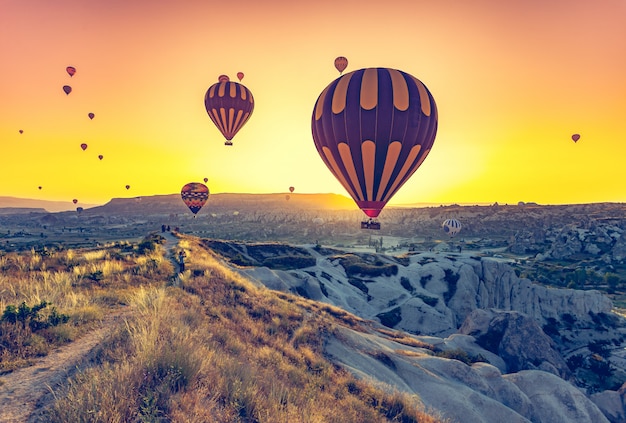 Heißluftballons über Kappadokien. Natürlicher Hintergrund