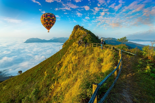 Heißluftballons und Berge und schöner HimmelBunte Heißluftballons fliegen über den Berg