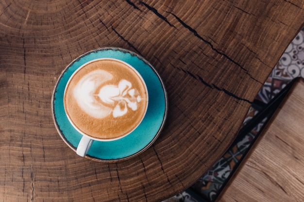 Heißmilchkunstkaffee auf Holztisch im Café