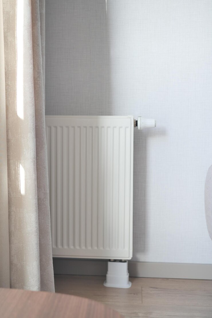 Heizkörper unter Fenster im Zimmer