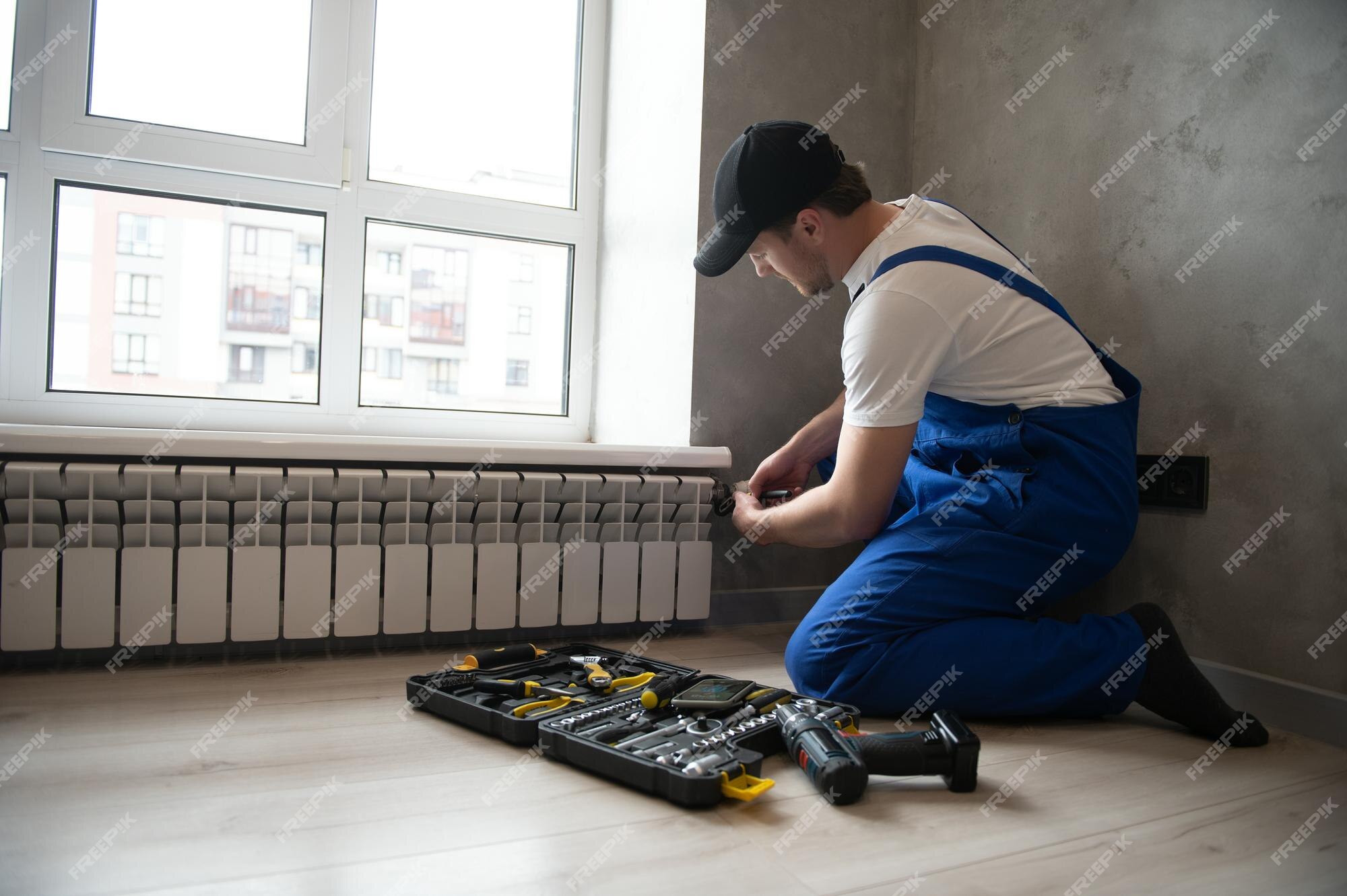 Klempner Installiert Heizkörper Halterungen An Der Wand Lizenzfreie Fotos,  Bilder und Stock Fotografie. Image 65844804.