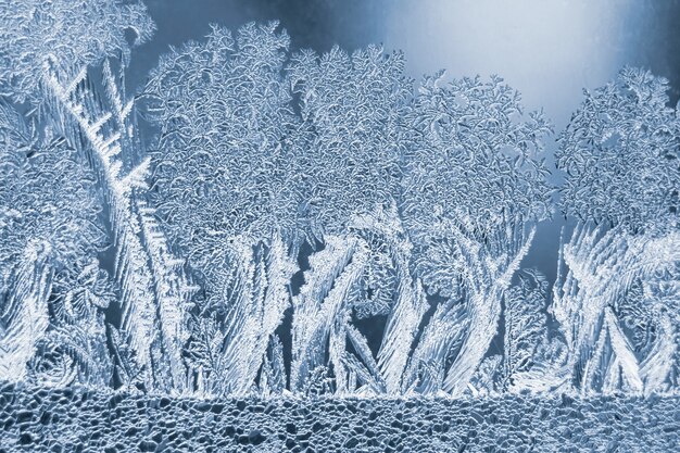 Foto helada inusual en una ventana de invierno