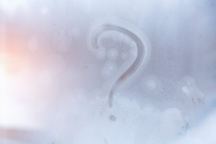 Foto las heladas de invierno, la inscripción en el cristal helado - signo de interrogación.