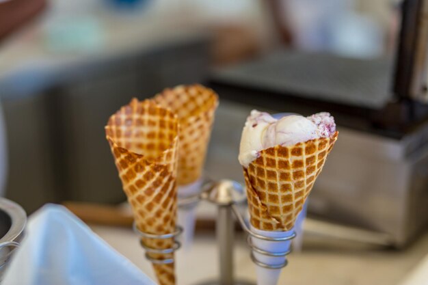 La heladera hace cucurucho de helado, listo para comer.