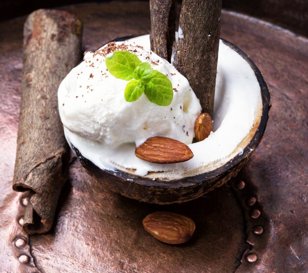 Helado con almendras