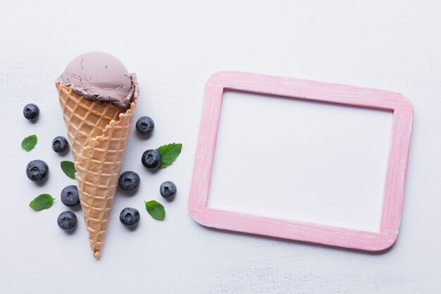 Helado de arándanos con maqueta de marco