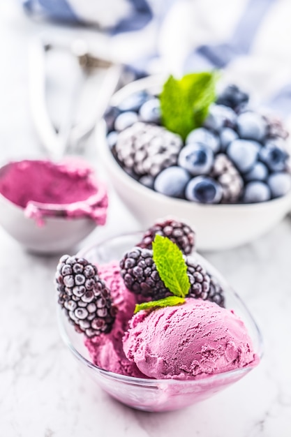 Helado de arándanos y moras en un tazón con frutas congeladas.