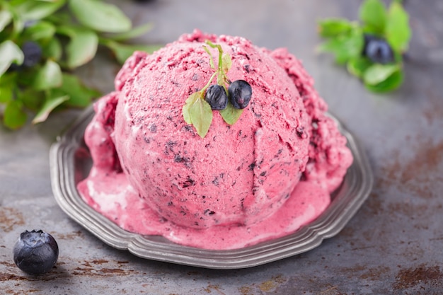 Helado con arándanos. Postre dulce de verano.