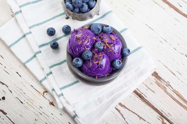 Helado de arándanos en taza de peltre