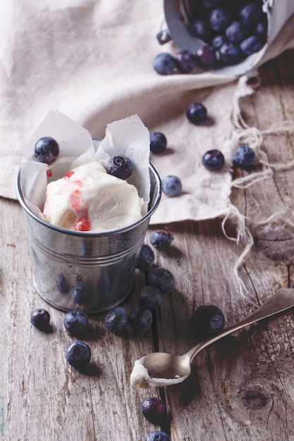 Helado con arándanos