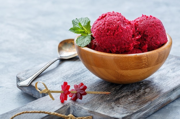 Helado artesanal de remolacha en un bol de madera