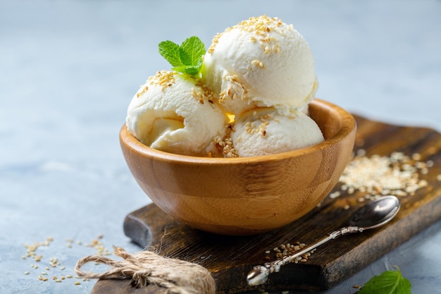 Helado artesanal de tahini con semillas de sésamo