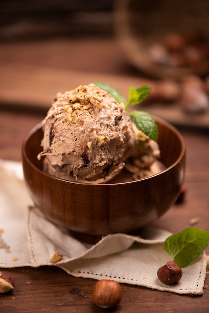 Helado de avellana y chocolate en una taza de primer plano