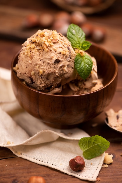 Helado de avellana y chocolate en una taza de primer plano