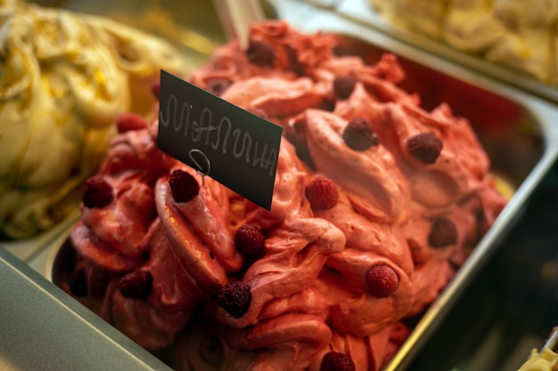 helado en bandejas de hierro en el mostrador de la tienda