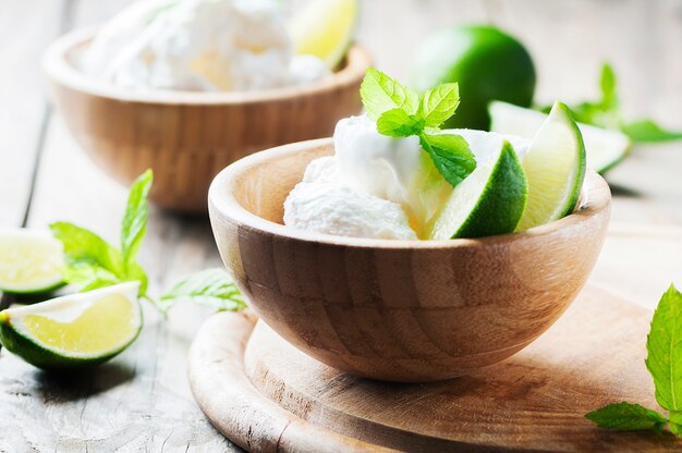 Helado con bayas frescas y menta