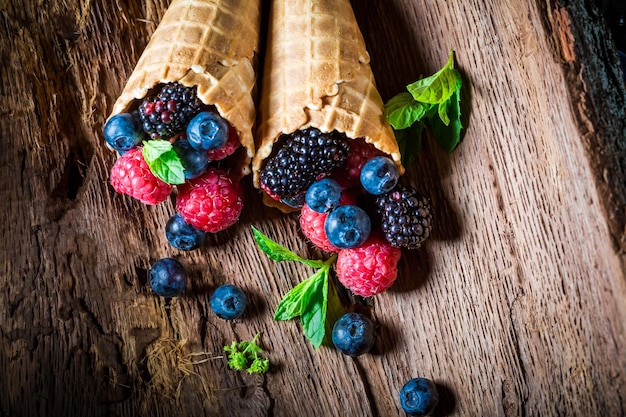 Helado de bayas frescas en waffels como concepto